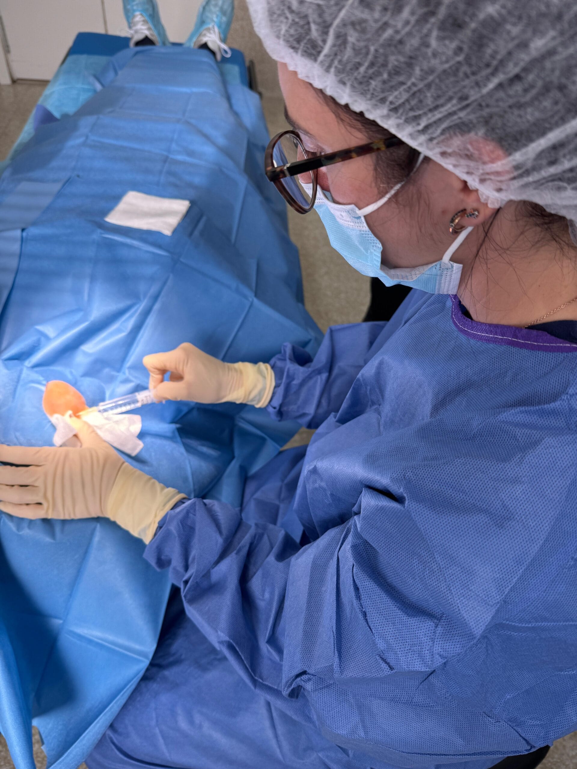 Dra. Cristina Maza realizando infiltración para bruxismo en Hospital Pío XII Madrid