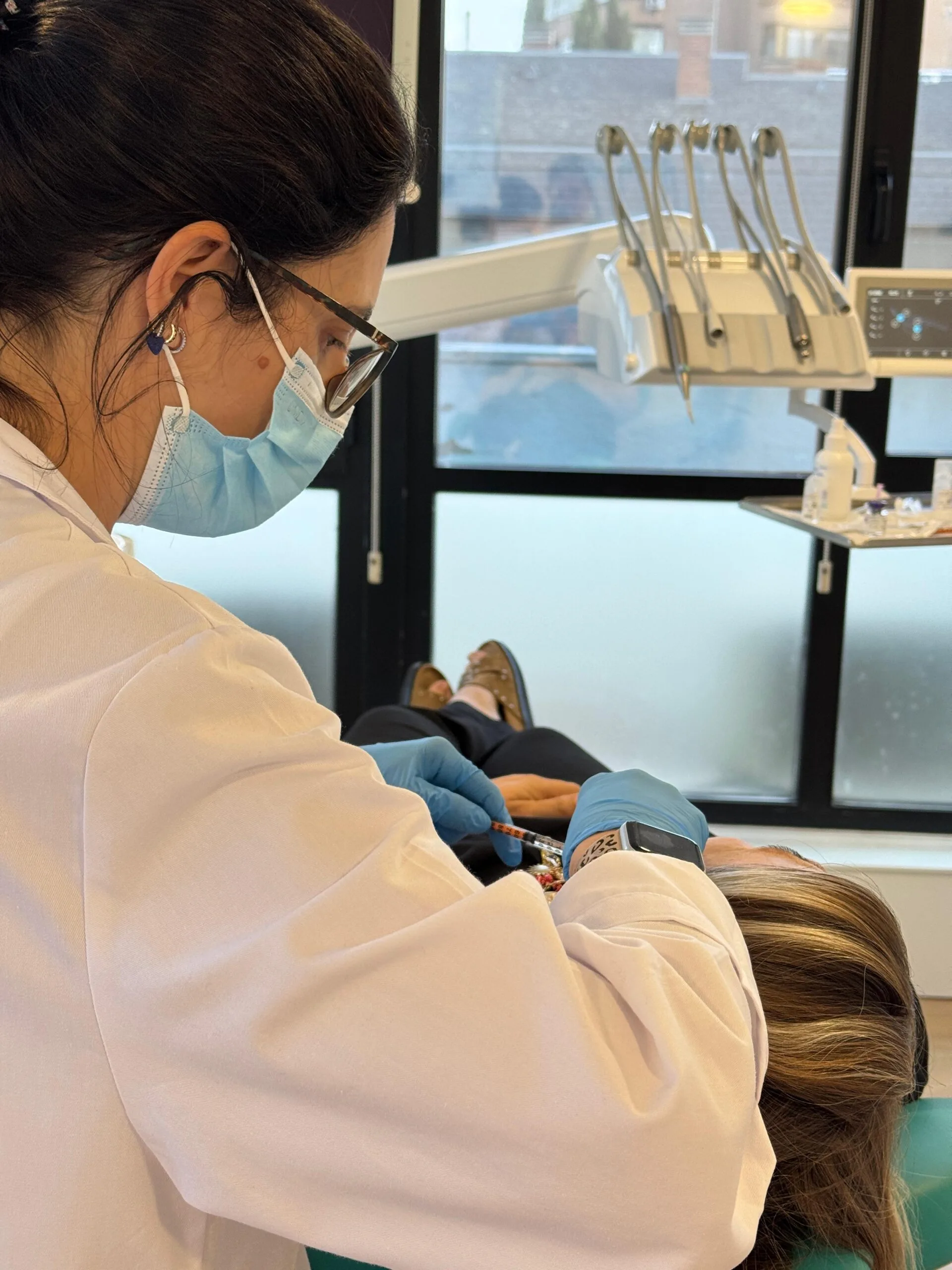 Dra. Cristina Maza realizando infiltración para bruxismo en Hospital Pío XII Madrid