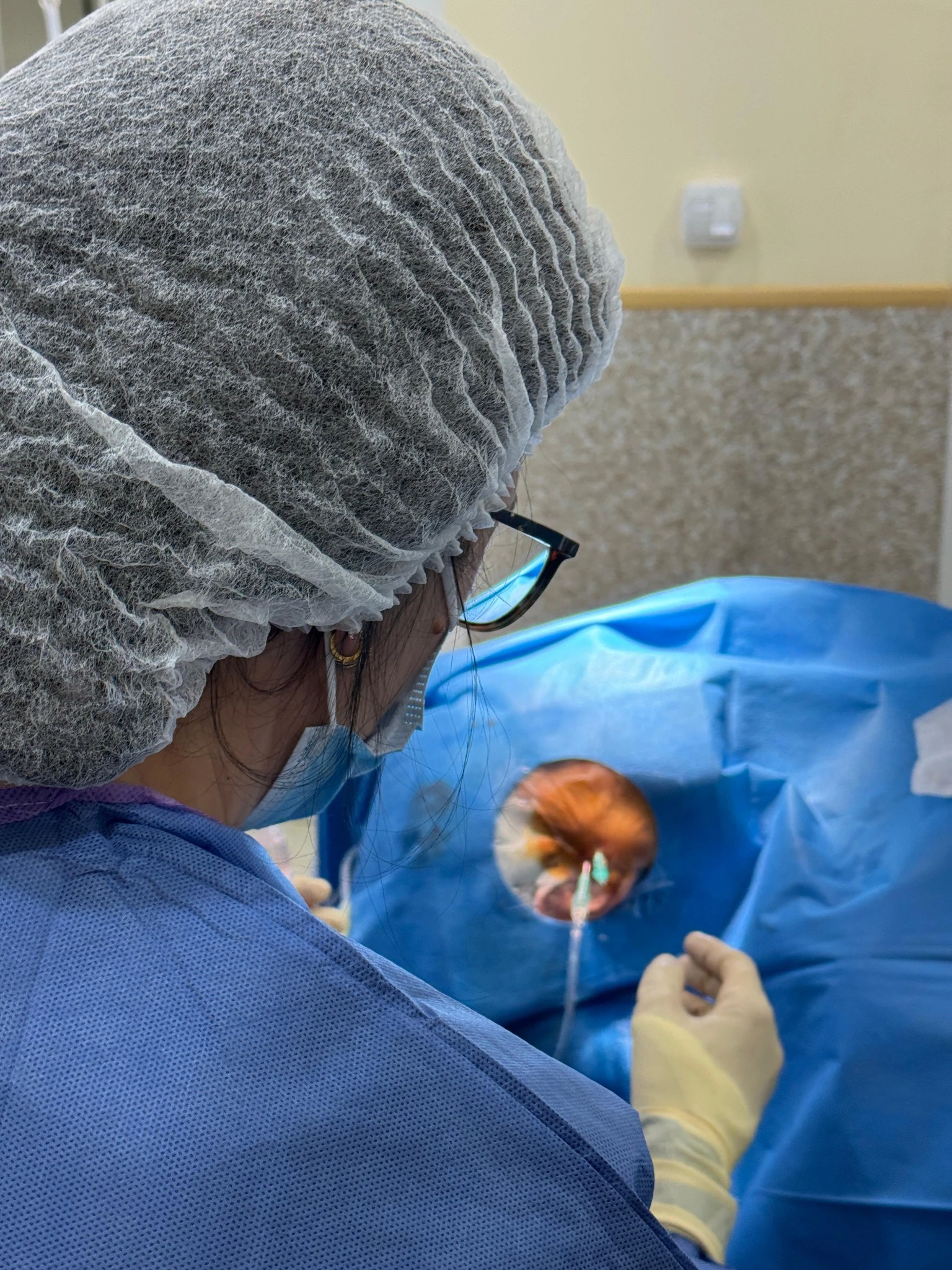 Cirujana maxilofacial realizando artrocentesis de la ATM en entorno hospitalario – Centro de Tratamiento del Bruxismo, Hospital Pío XII Madrid