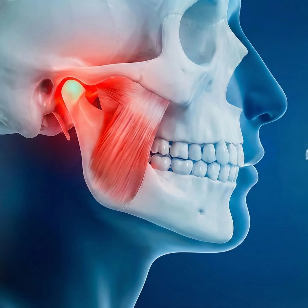 Cirujana maxilofacial explorando la articulación temporomandibular de un paciente con chasquido mandibular – Centro de Tratamiento del Bruxismo, Hospital Pío XII Madrid