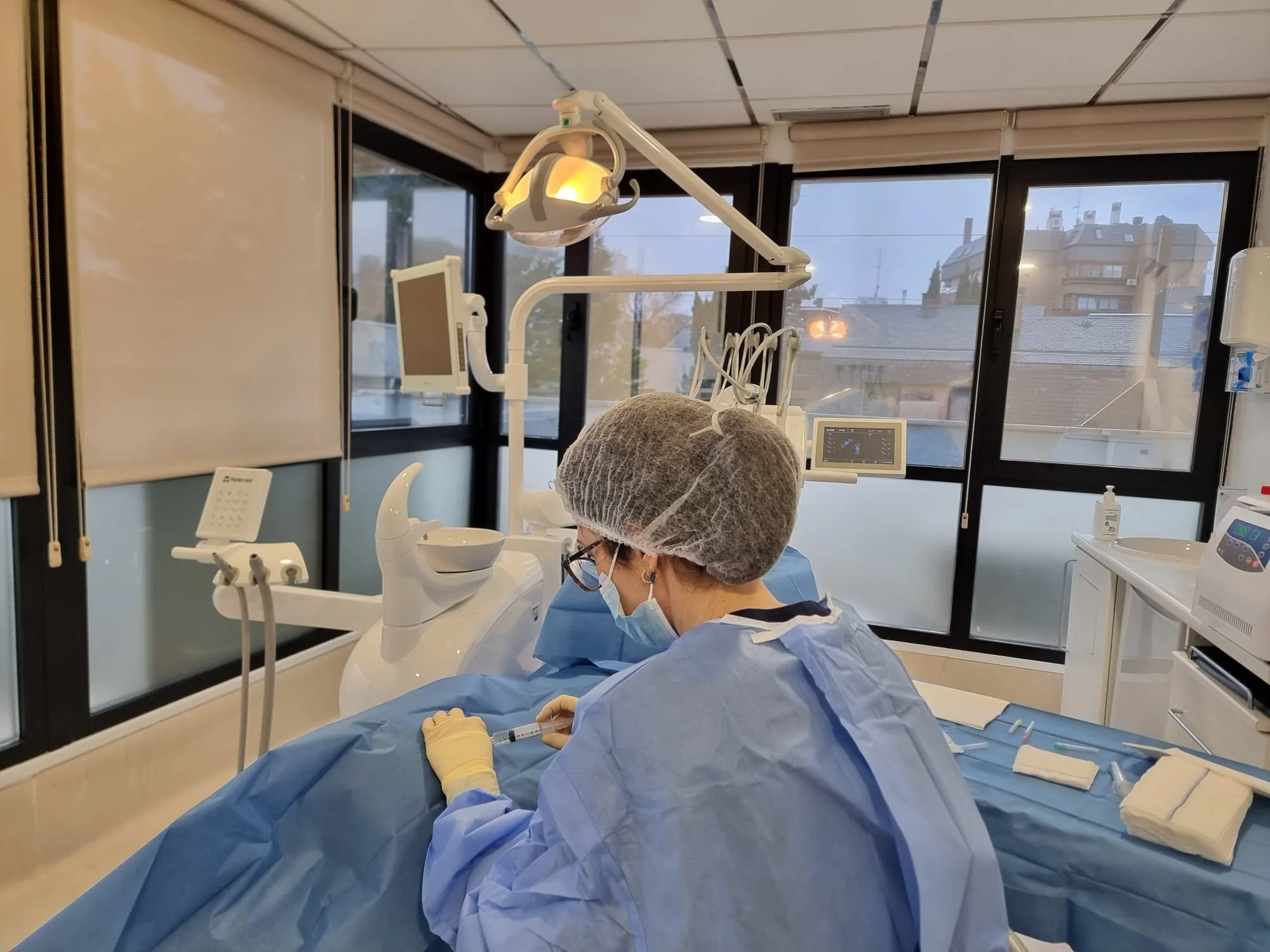 Dra. Cristina Maza Muela realizando artrocentesis de la ATM en el Centro de Tratamiento del Bruxismo, Hospital de Día Pío XII, Madrid
